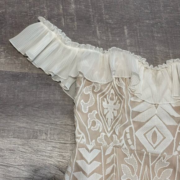 Saint + Secrets Dreamy Off Shoulder Mini Dress Womens M White Lace Pleated Hem - Picture 4 of 10